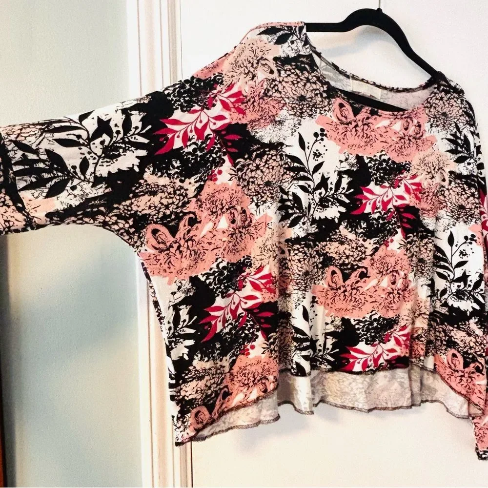 Selga Medium cropped soft Floral drop Long Sleeve Top